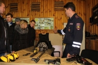 Автоинспекторы устроили экскурсию с пистолетами и электрошокерами
