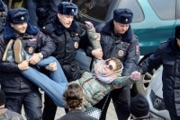 Полиция боится бить и не умеет стрелять
